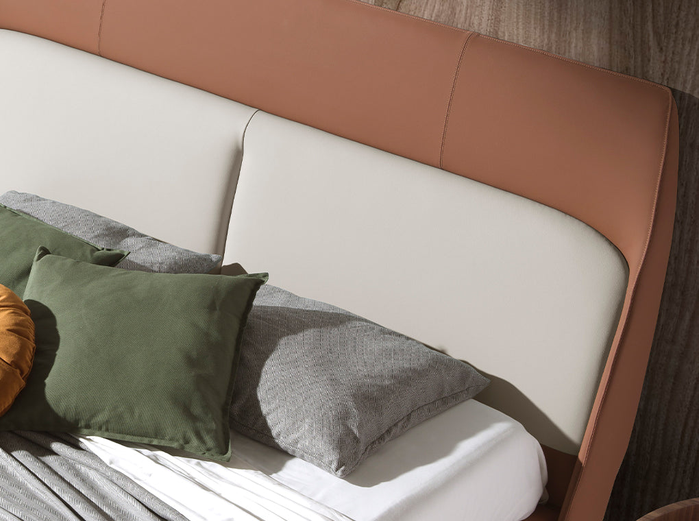 Cama tapizada en piel ecológica marrón y blanca