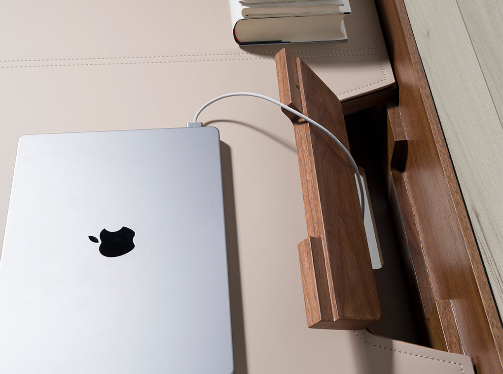 Mesita de tocador de madera enchapada con tapicería de piel artificial