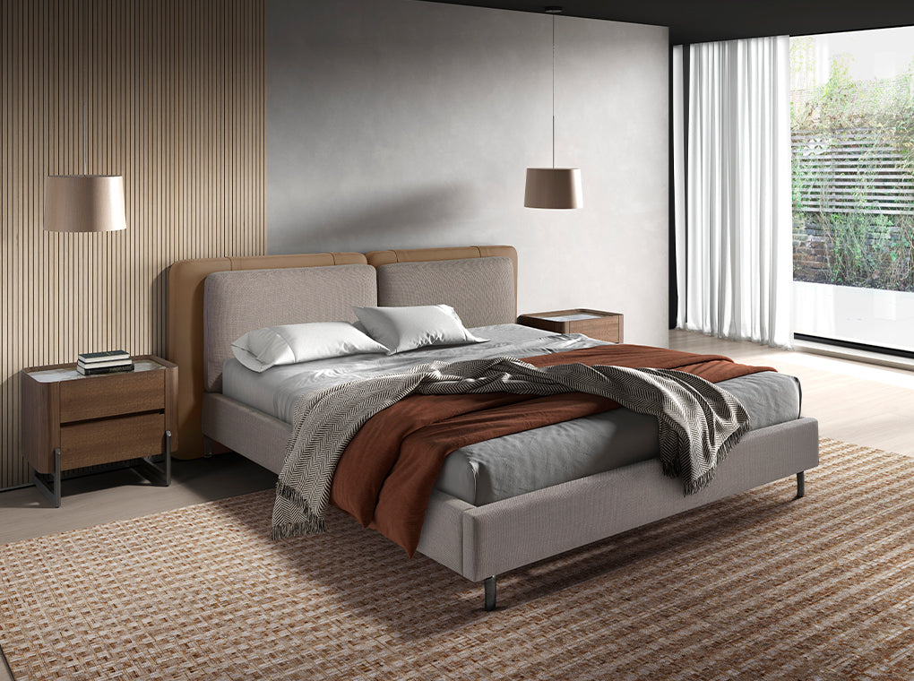 Cama doble de piel ecológica y tela gris con patas de acero inoxidable Angel Cerdá