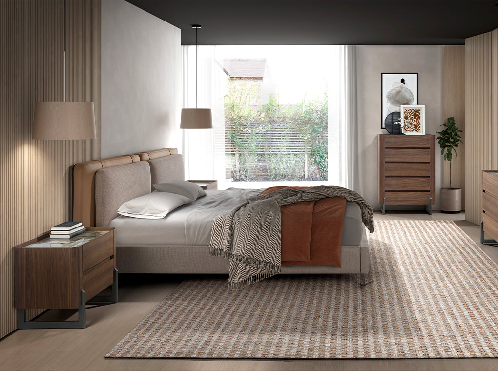 Cama doble de piel ecológica y tela gris con patas de acero inoxidable Angel Cerdá