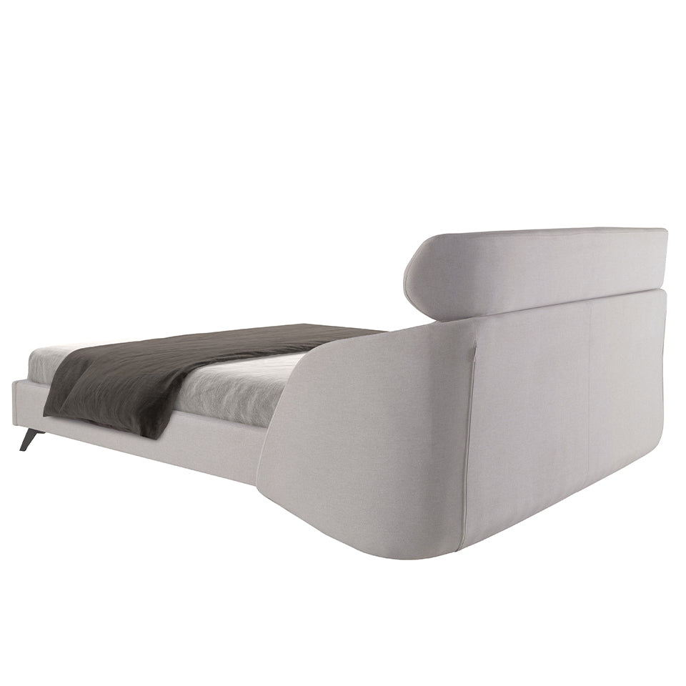 La cama de tela gris claro