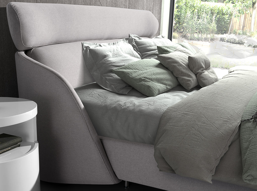 La cama de tela gris claro