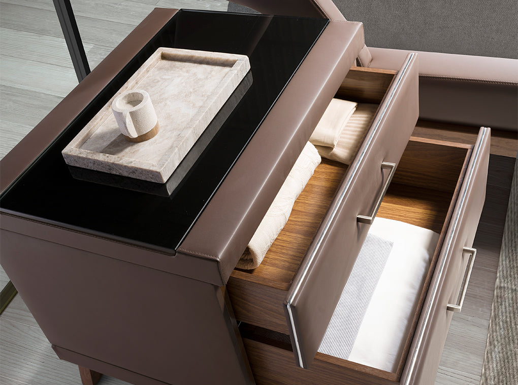 Mesa de noche de piel sintética con tapa de vidrio negro y nogal