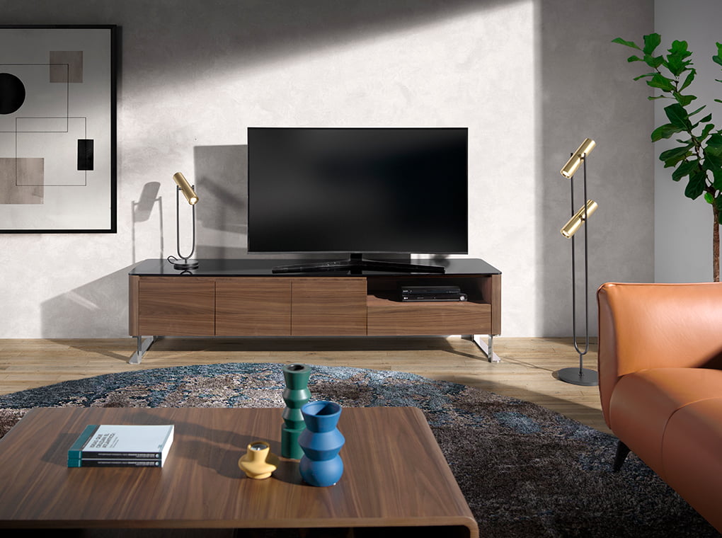 Lámpara de pie de acero dorado y negro