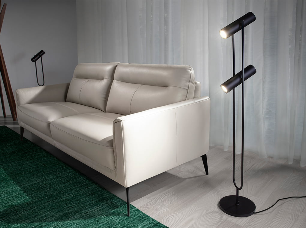 Lámpara de acero dorado y negro con dos focos ajustables