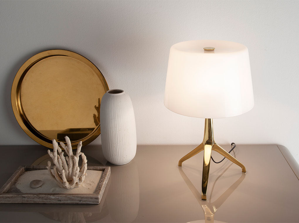 Lámpara de acero dorado y vidrio blanco