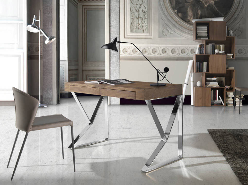 Biblioteca con estantes irregulares de madera de nogal con puertas de Angel Cerdá