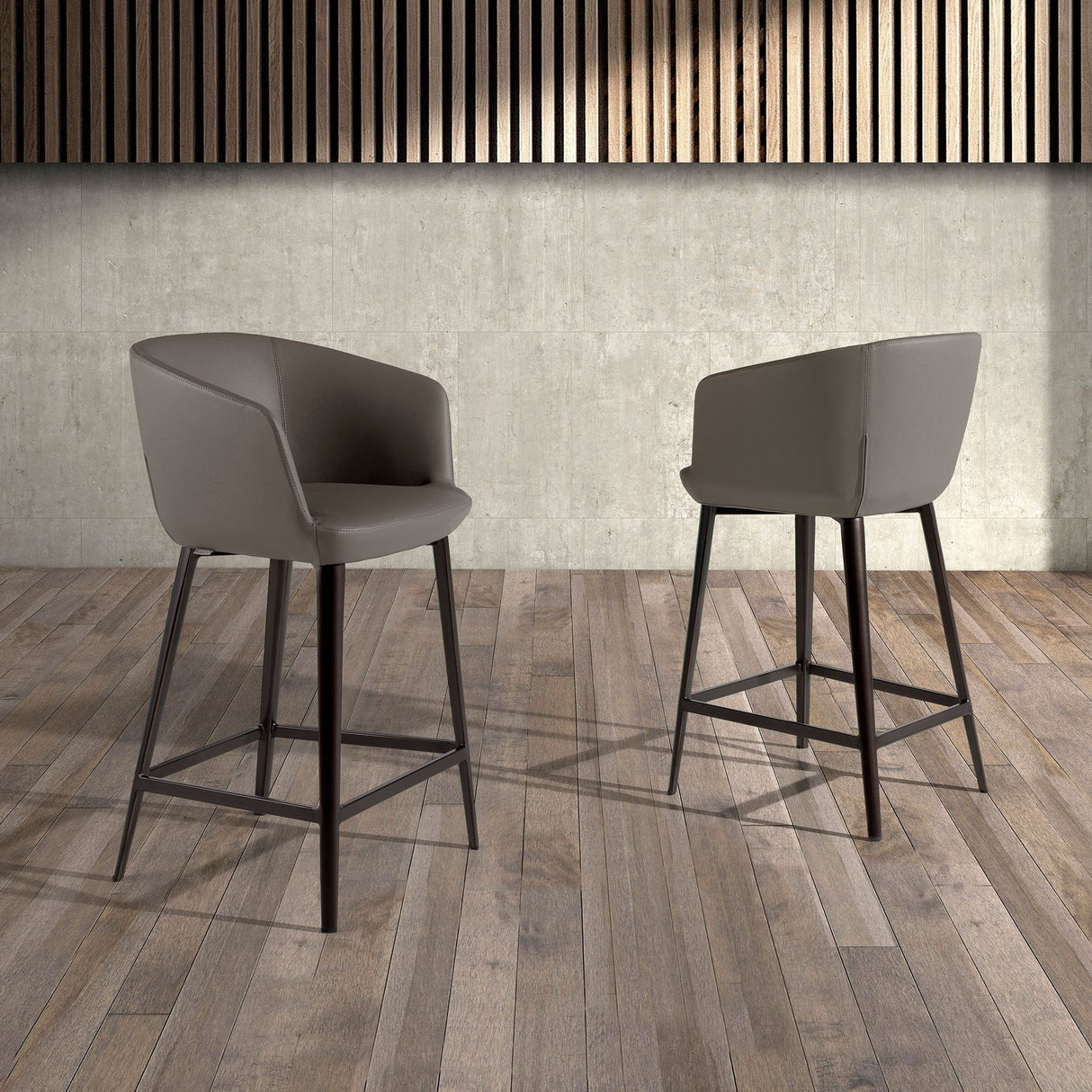 Taburete gris taupe con reposabrazos y patas marrón metal | Luxet.es