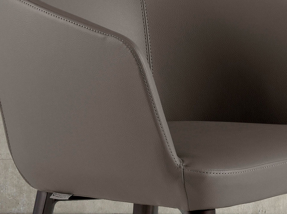 Taburete gris taupe con reposabrazos y patas marrón metal | Luxet.es