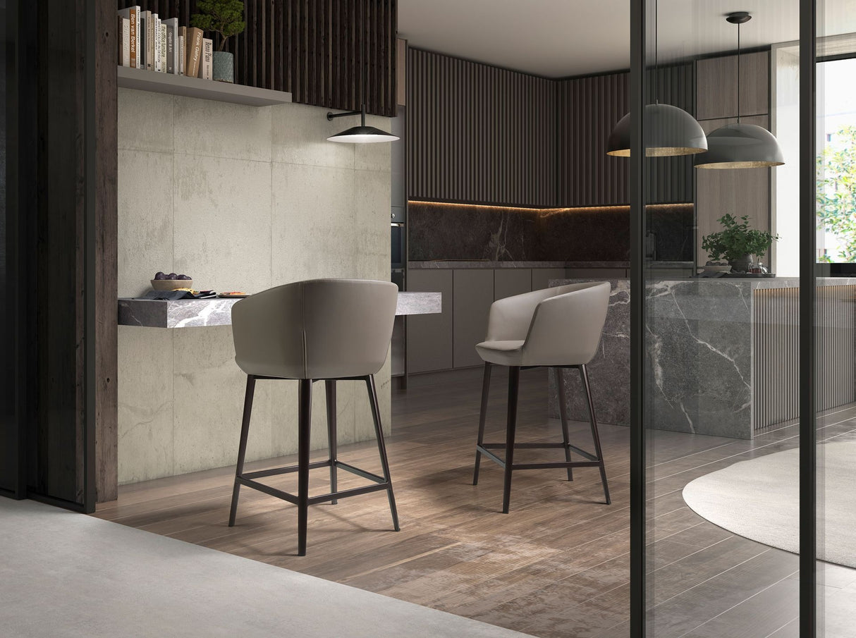 Taburete gris taupe con reposabrazos y patas marrón metal | Luxet.es