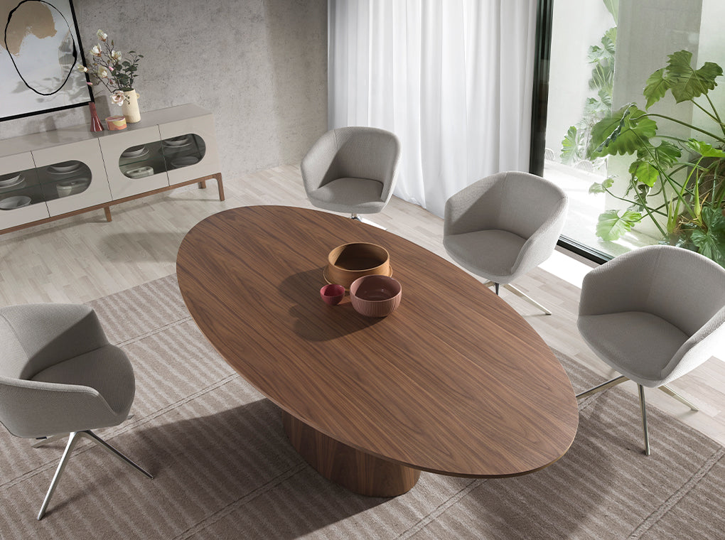 Mesa de comedor de nogal con base ovalada de Angel Cerdá