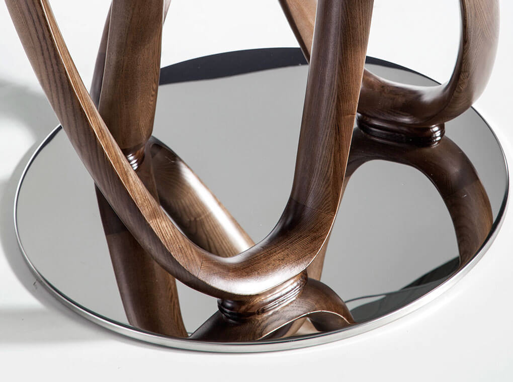 Mesa de comedor de roble con soporte metálico de Angel Cerdá.