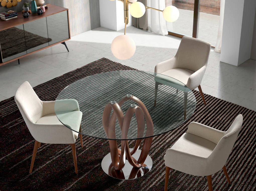 Mesa de comedor de roble con soporte metálico de Angel Cerdá.
