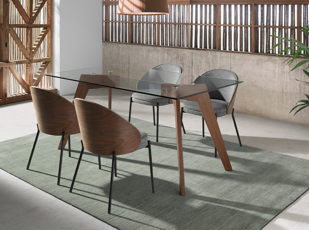 Mesa de comedor rectangular de vidrio con patas de nogal 160x95cm Angel Cerdá