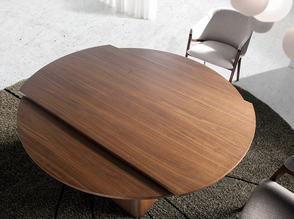 Mesa de comedor de nogal con base de pirámide cuadrada de Angel Cerdá.