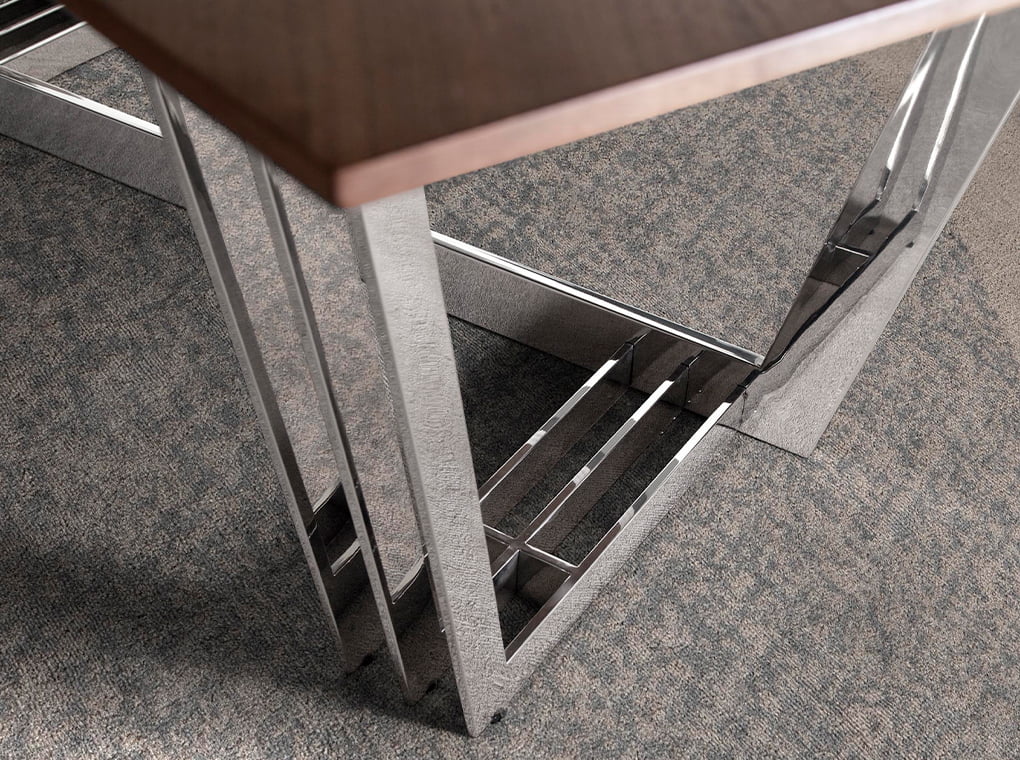 Mesa de comedor de roble con soporte metálico de Angel Cerdá.