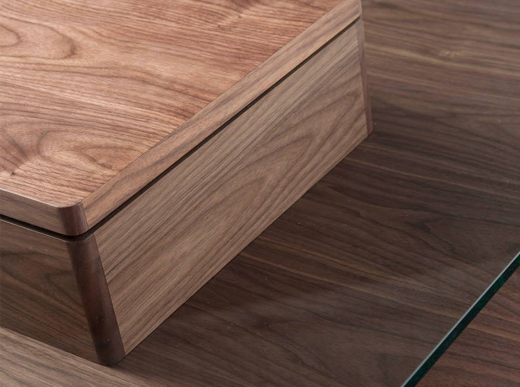 Mesa de café de nogal y vidrio con diseño cuadrado de Angel Cerdá