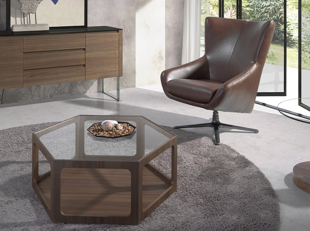 Mesa de café hexagonal de nogal con tapa de cristal de Angel Cerdá