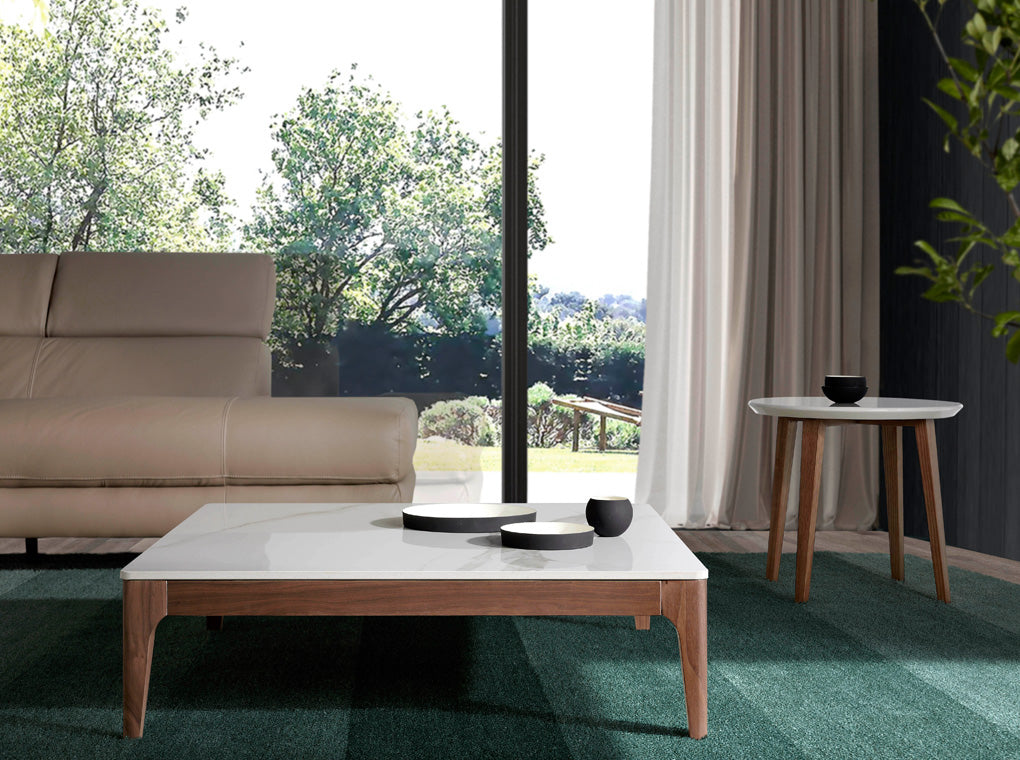 Mesa de café de imitación de mármol de vidrio con base de madera de nogal Angel Cerdá