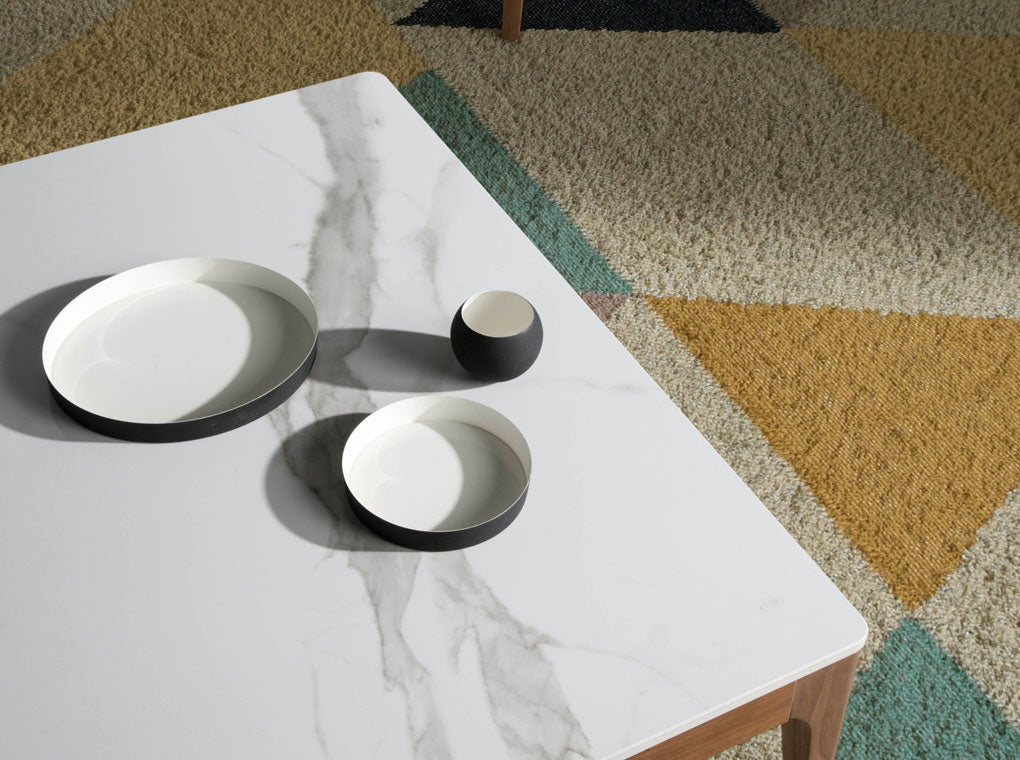 Mesa de café de imitación de mármol de vidrio con base de madera de nogal Angel Cerdá