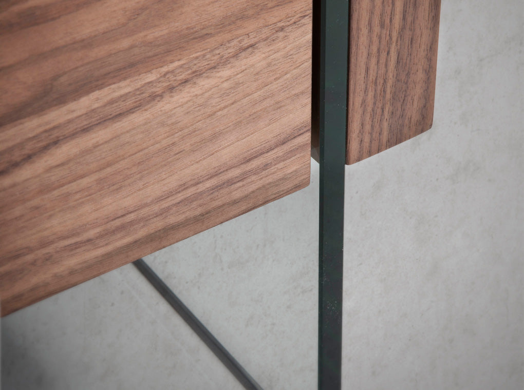 Mesa de café de madera chapada en nogal con patas de vidrio templado Angel Cerdá