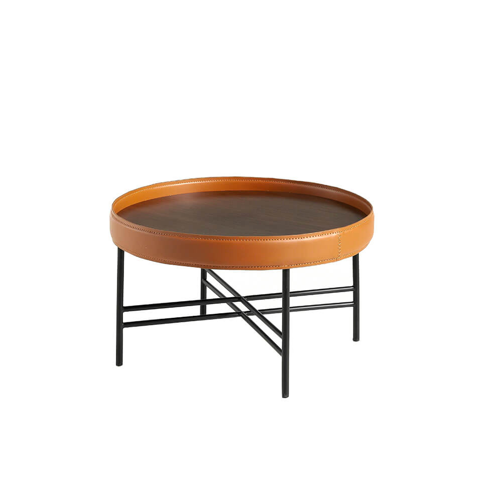 Mesa de café redonda de nogal natural con tapicería de piel de vaca cognac Angel Cerdá