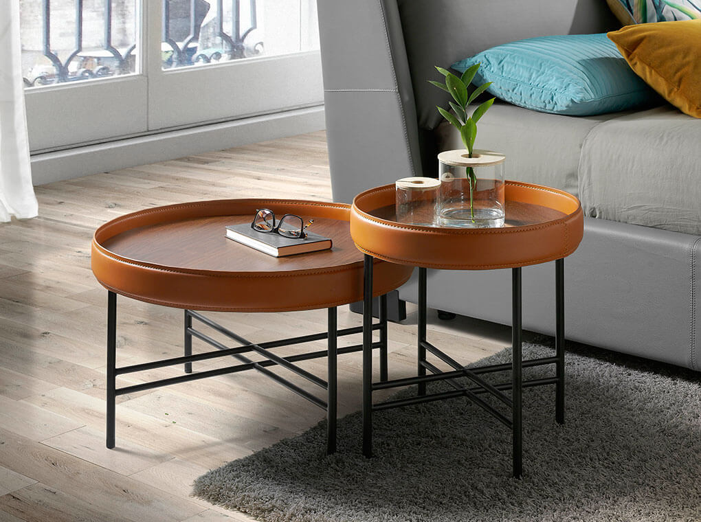 Mesa de café redonda de nogal natural con tapicería de piel de vaca cognac Angel Cerdá
