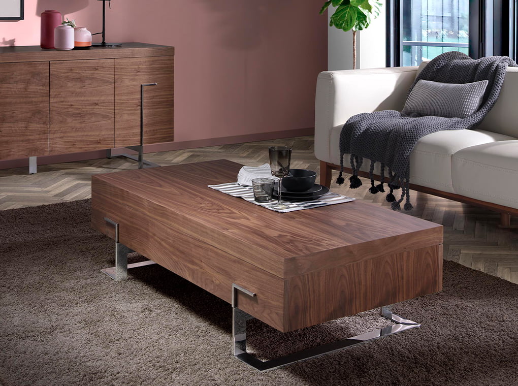 Mesa de café de madera de nogal con estructura de acero inoxidable cromado Angel Cerdá
