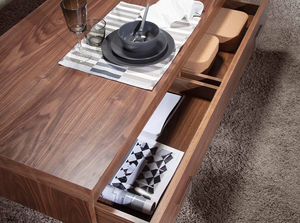Mesa de café de madera de nogal con estructura de acero inoxidable cromado Angel Cerdá