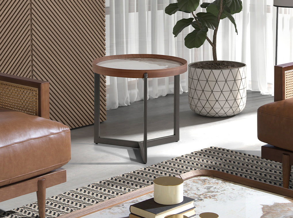 Mesa de café de roble con soporte metálico