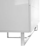 Cómoda blanca con patas de acero Angel Cerdá.