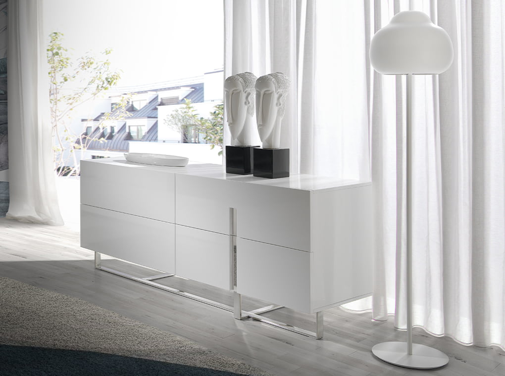 Cómoda blanca con patas de acero Angel Cerdá.