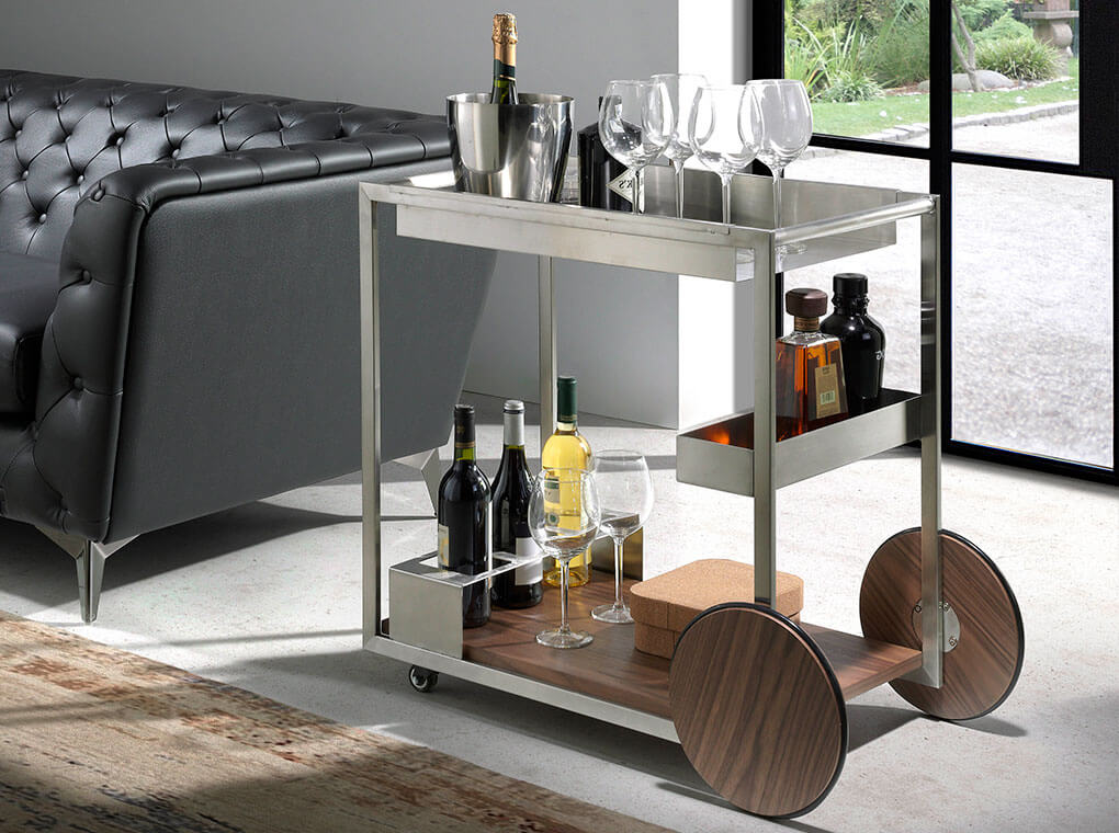 Carrito minibar de acero y nogal con diseño moderno de Angel Cerdá.