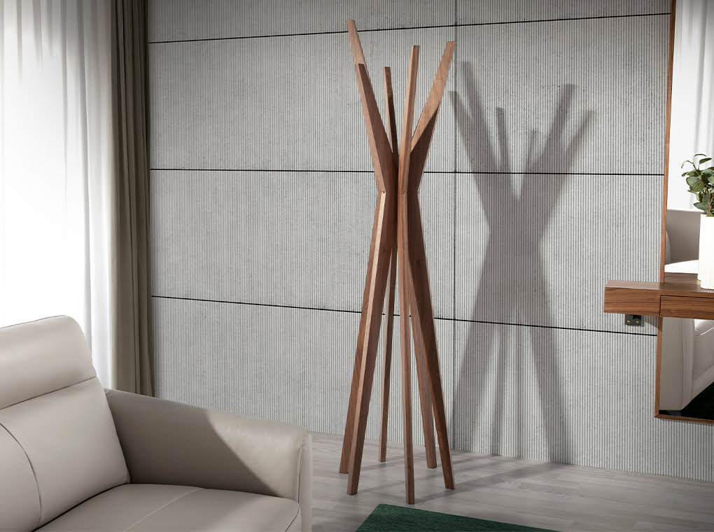 Soporte para Ropa de Madera de Nogal con Diseño Moderno