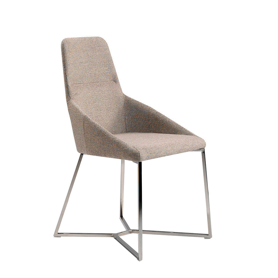 Silla de mesa tapizada en tela marrón de Angel Cerdá