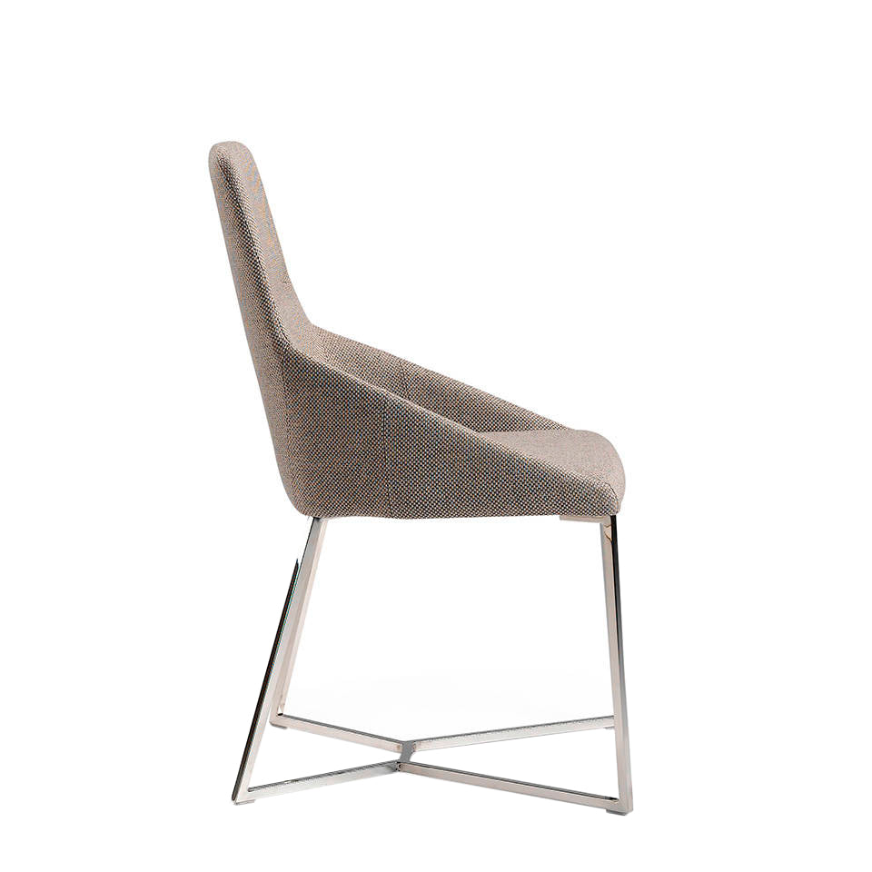 Silla de mesa tapizada en tela marrón de Angel Cerdá