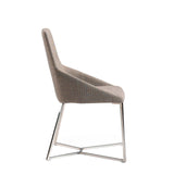 Silla de mesa tapizada en tela marrón de Angel Cerdá