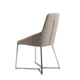 Silla de mesa tapizada en tela marrón de Angel Cerdá