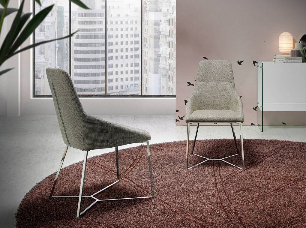 Silla de mesa tapizada en tela marrón de Angel Cerdá