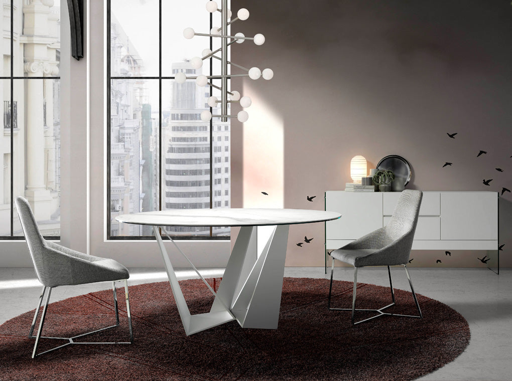 Silla de mesa tapizada en tela marrón de Angel Cerdá