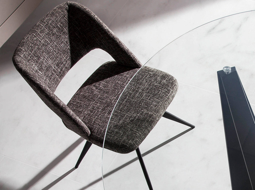 Silla de comedor tapizada en material gris Angel Cerdá