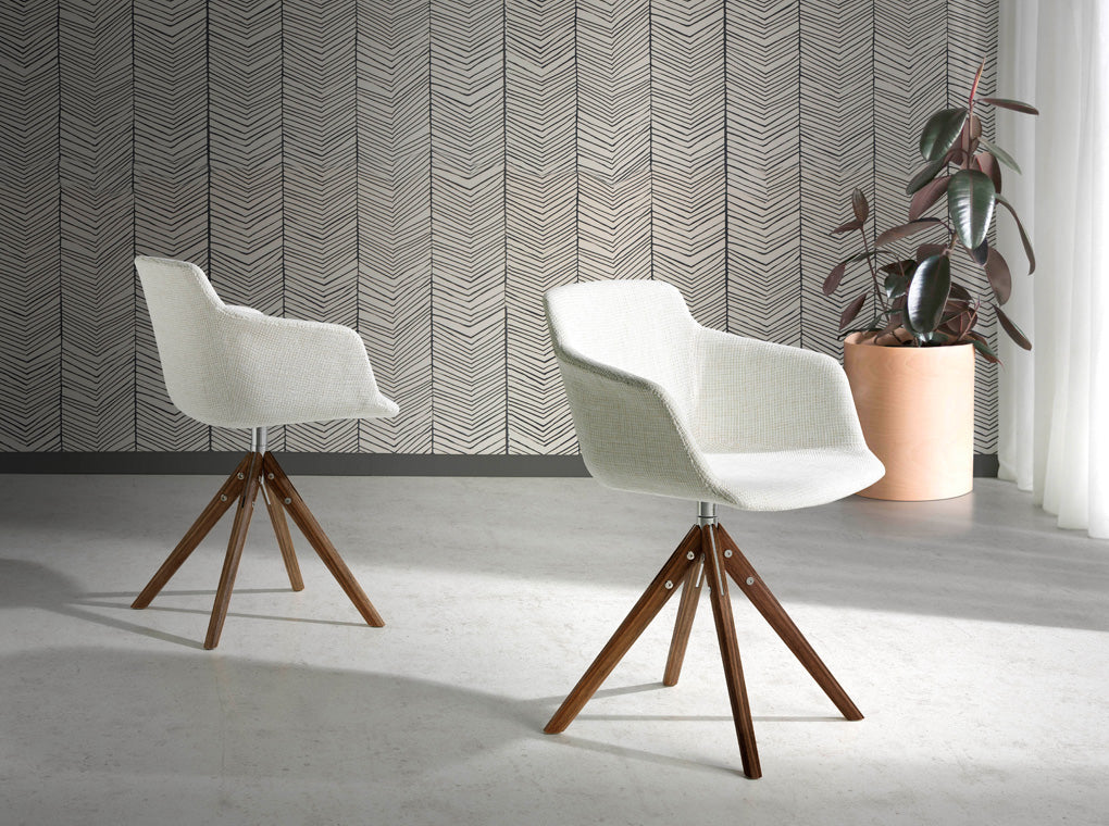 Silla giratoria de tela beige y madera de nogal Angel Cerdá