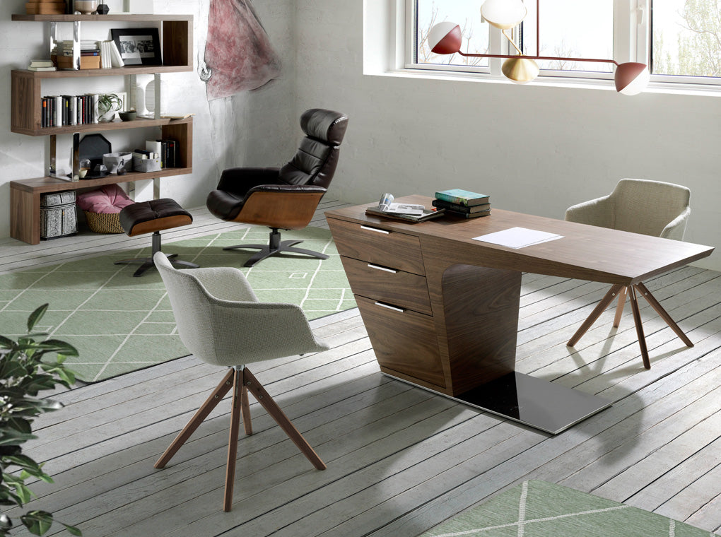 Silla giratoria de tela beige y madera de nogal Angel Cerdá