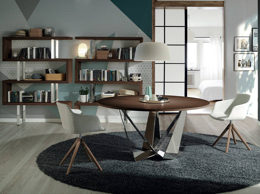 Silla giratoria de tela beige y madera de nogal Angel Cerdá