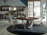 Silla giratoria de tela beige y madera de nogal Angel Cerdá