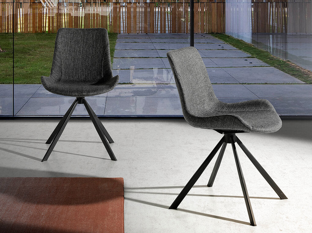 Silla de mesa Vienna tapizada en tela gris Angel Cerdá.