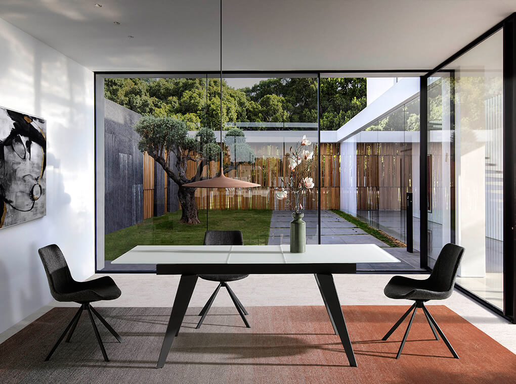 Silla de mesa Vienna tapizada en tela gris Angel Cerdá.