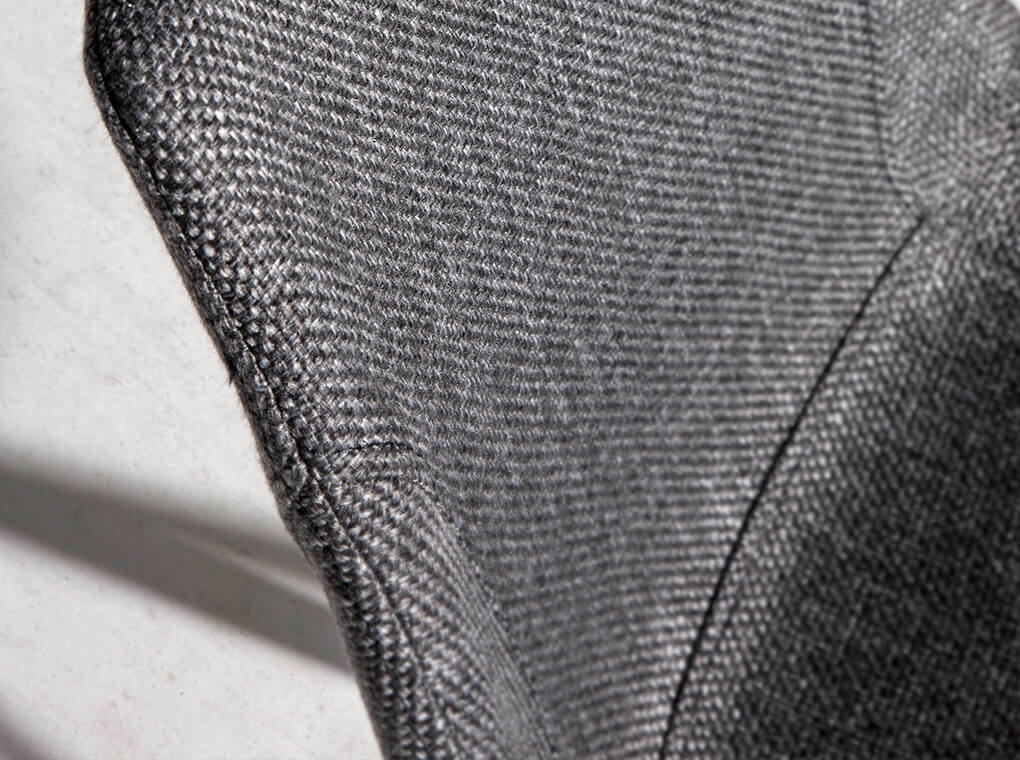 Silla de mesa Vienna tapizada en tela gris Angel Cerdá.