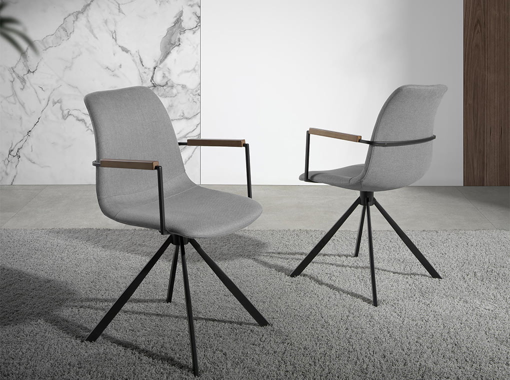 Silla giratoria tapizada con material textil gris Angel Cerdá