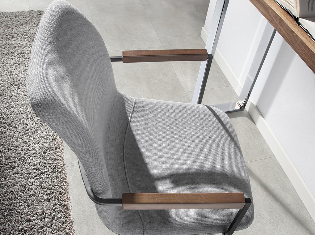 Silla giratoria tapizada con material textil gris Angel Cerdá